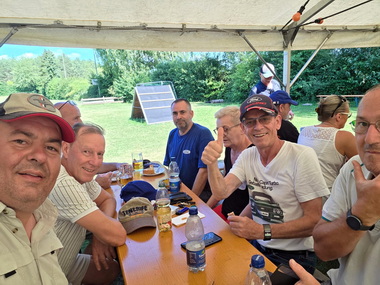 Schnappschsse und Impressionen
im Festzelt bei Gemtlichkeit, 
sowie der Preisverleihung.

Snapshots and impressions
in the marquee with a cosy atmosphere, 
and the award ceremony.

Instantans et impressions
sous le chapiteau lors de la convivialit, 
ainsi que la remise des prix.